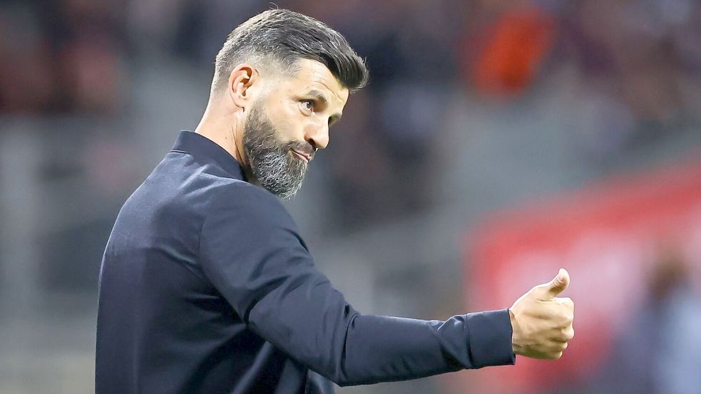 Schalkes Aufstiegscoach Miron Muslic reagiert am Spielfeldrand. Foto: Daniel Karmann