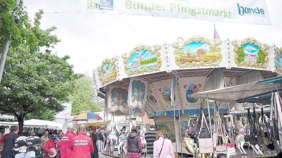 Auch ein Pferdekarussell wie dieses wird beim Bunder Pfingstmarkt aufgebaut. Foto: Bodo Wolters/Archiv