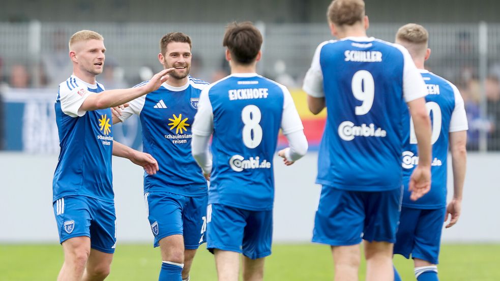 Tido Steffens (Zweiter von links) brachte Kickers in seinem letzten Heimspiel mit 1:0 in Führung. Foto: Jens Doden/Emden