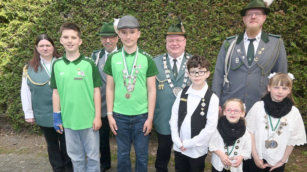 Der neue Königsthron des Schützenvereins „Gut Schuß“ Folmhusen (von links): Giesela Born (Blasrohrkönigin Damen), Till Zierden (1. Adjutant Jugendkönig), Max Meyer (Adjutant Schützenkönig), Benni Zierden (Jugendkönig und Blasrohrkönig), Dietmar Öttjes (Schützenkönig), Finn-Luka Lay (2. Adjutant Jugendkönig), Melina Höger (Lichtpunktkönigin und Blasrohrkönigin Schüler IV), Thomas Bildhauer (Adjutant Schützenkönig), Mia Höger (Schülerkönigin und Blasrohrkönigin Schüler III). Foto: Holger Weers