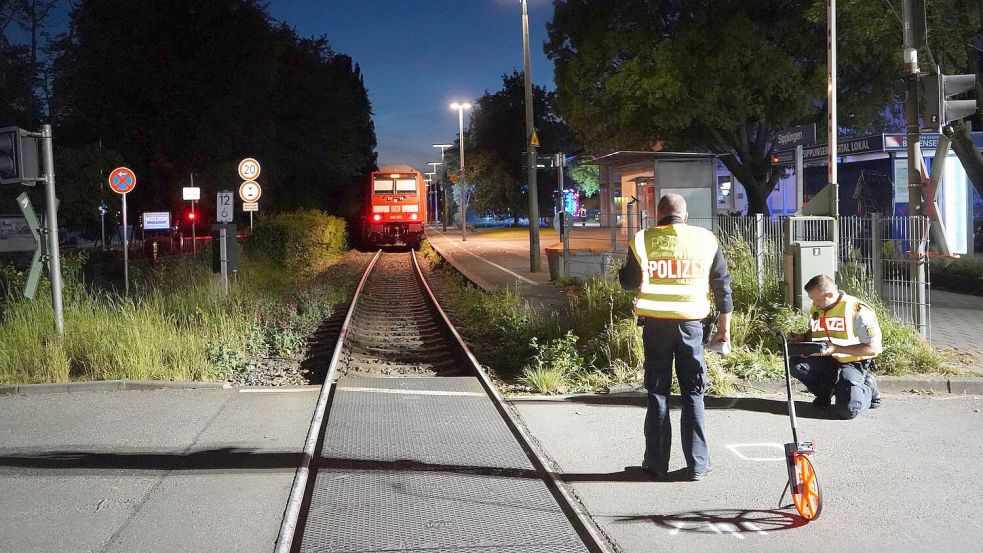 Nach dem Unfall vermessen Polizisten die Unglücksstelle. Foto: Reinert/swd-medien /dpa