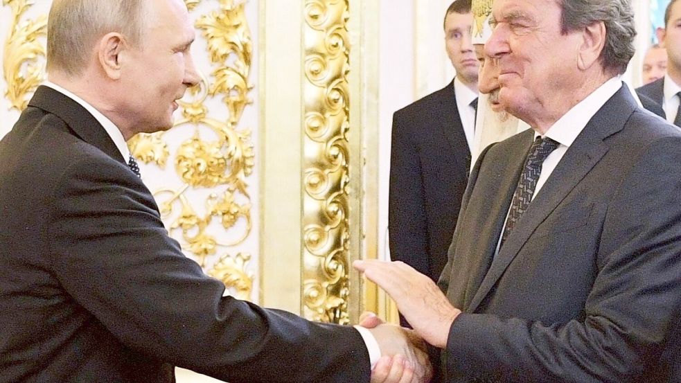 Wladimir Putin und Gerhard Schröder im Jahr 2018: Der russische Machthaber wünscht sich den deutschen Altkanzler als Vermittler im Ukraine-Krieg. Foto: Alexei Druzhinin