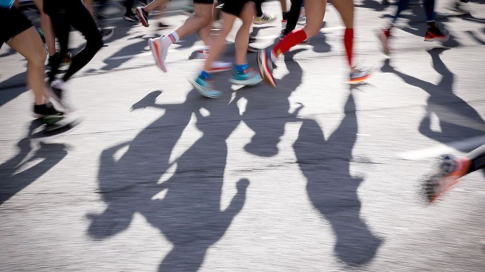 Beim Halbmarathon im niederländischen Leiden ist eine 15-Jährige zusammengebrochen und gestorben. (Symbolbild) Foto: Christian Charisius