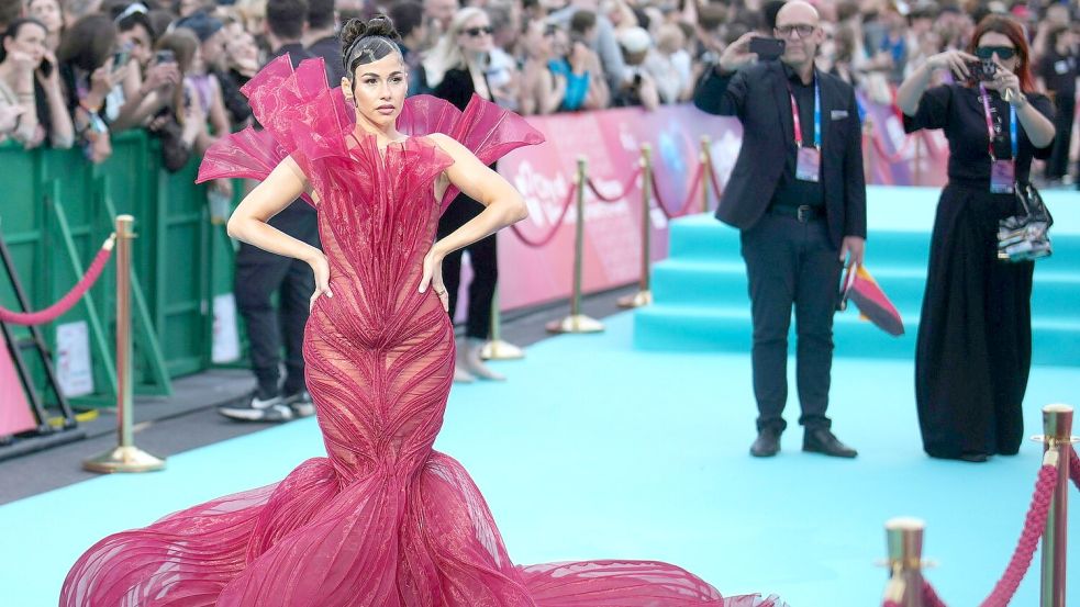 Das Lange Kleid von Sarah Engels war nicht immer einfach zu bändigen. Foto: Georg Hochmuth