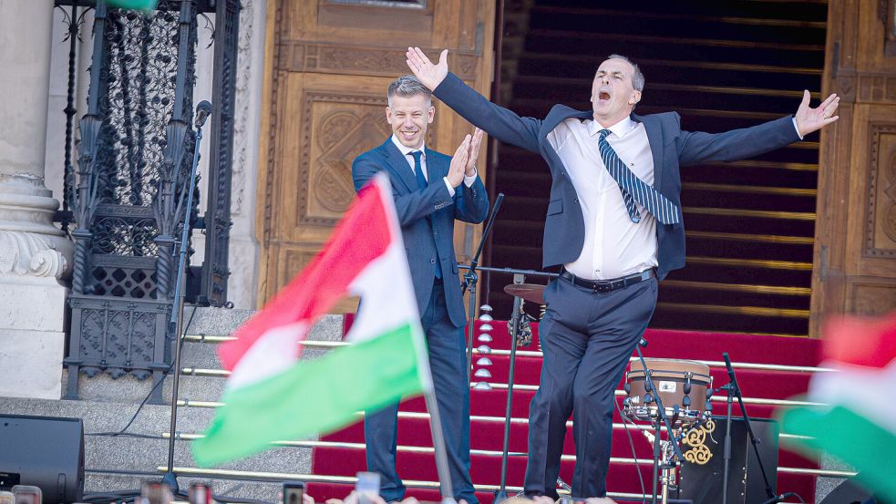 Der designierte ungarische Gesundheitsminister Zsolt Hegedüs (rechts) ließ sich von der Menge feier. Ungarns Ministerpräsident Peter Magyar (links) spendete Applaus. Foto: IMAGO/ZUMA Press Wire/Marek Ladzinski