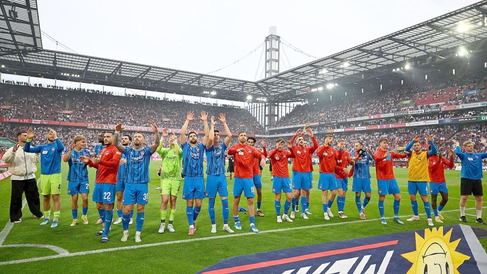 Die Heidenheimer feiern den Sieg mit ihren mitgereisten Fans. Foto: Ulrich Hufnagel