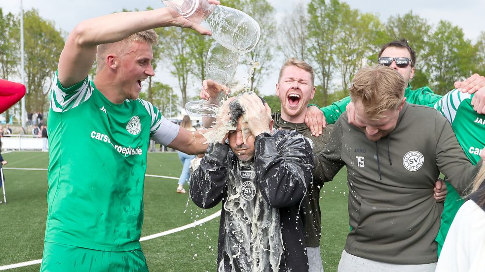 Eintracht-Coach Jannik Swieter erhielt auch eine Bierdusche (hier von Mittelfeld-Motor Tim Röpkes). Fotos: Jens Doden, Emden