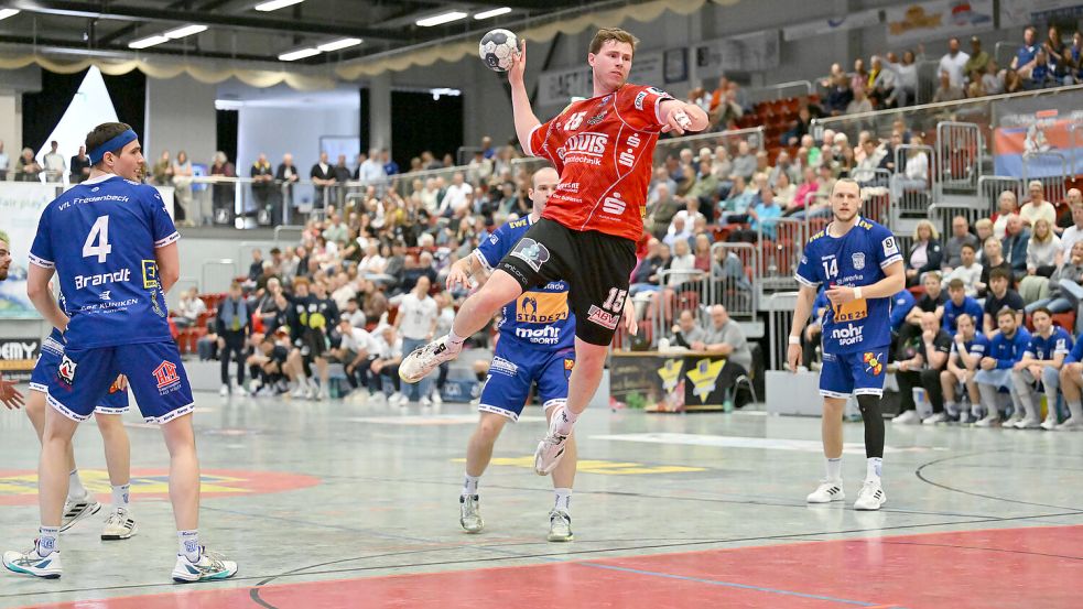 Torben Hübke (am Ball) war mit Nerdin Vunic mit sechs Treffern der erfolgreichste Auricher Werfer. Foto: Jens Doden, Blomberg