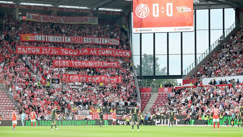 Union-Anhänger protestierten mit Tennisbällen gegen die Sonntagsansetzungen in dieser Saison. Foto: Torsten Silz