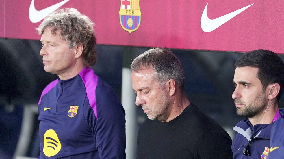 Barcelonas Trainer Hansi Flick (M) trauert um seinen Vater. Foto: Joan Mateu Parra