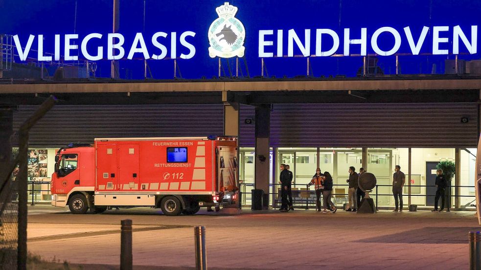 Am Flughafen in Eindhoven warteten bereits Rettungswagen auf die deutschen Passagiere. Foto: Christoph Reichwein