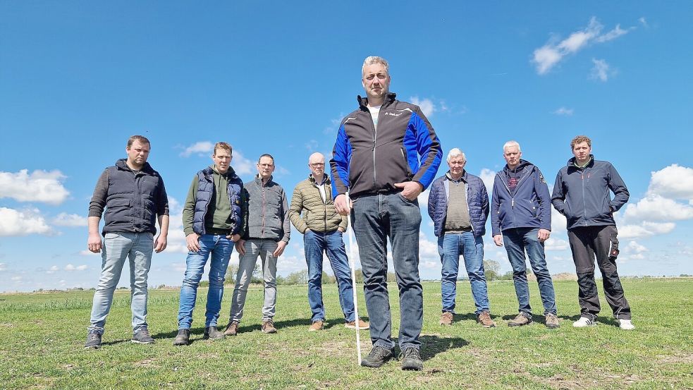 Hermann Foget (von links) Aeilt Hensmann, Daniel Gruis, Jan Aeissen, Hillrich Eekhoff, Jens Loerts, Vinzenz Dickebohm und Enno Rösingh (vorne) stehen auf einer Weide zwischen Soltborg und Jemgum, die von Gänsen völlig kahlgefressen wurde. Foto: Tatjana Gettkowski
