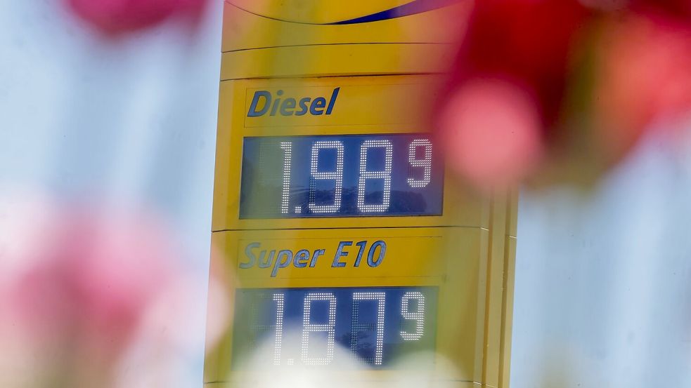 Zum ersten Mal seit Anfang März hat Diesel im bundesweiten Tagesdurchschnitt wieder weniger als 2 Euro gekostet. (Archivbild) Foto: Thomas Warnack/dpa