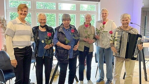Nach einer gelungenen Veranstaltung überreichte (von links) Daniela Abheiden von der Volksbank Westrhauderfehn jeweils eine Rose an Gerda Ulpts, Margret Taute-Faß, Dita Malchow, Helga Bratz und Christa Börg. Die Frauen hatten die rund 30 Gäste der Teetied-Veranstaltung im Fehntjer Forum unterhalten. Foto: Tonia Ulpts-Möhlmann