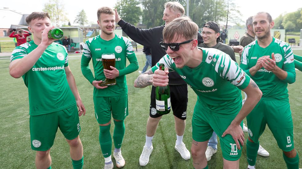 Die Ihlower Aufstiegsparty begann direkt nach Abpfiff – obendrein war es ja auch ein Derbysieg, welcher auf der Sonnenbrille steht. Foto: Jens Doden, Emden