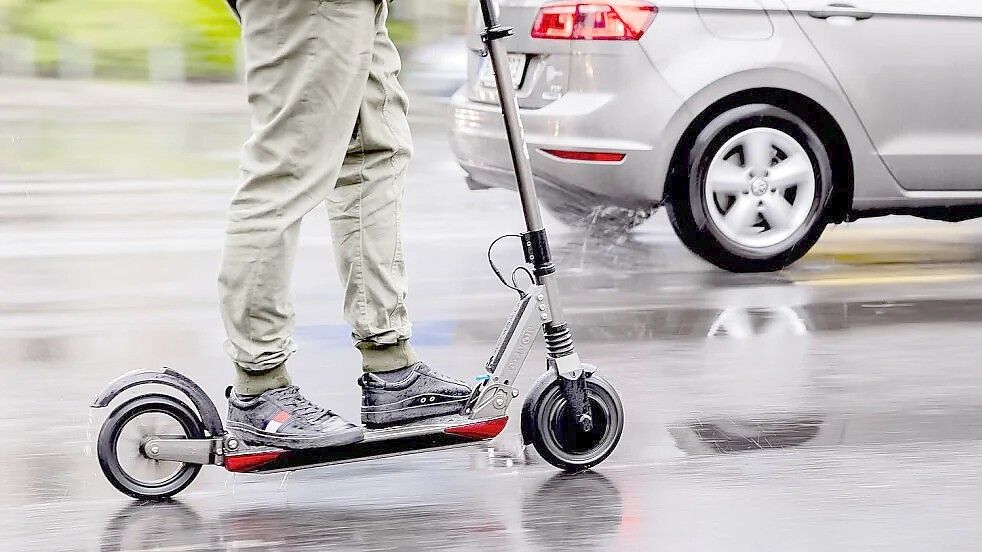 In Aurich stieß ein Autofahrer mit einem Mann auf einem E-Scooter zusammen. Symbolbild: Christoph Soeder/dpa