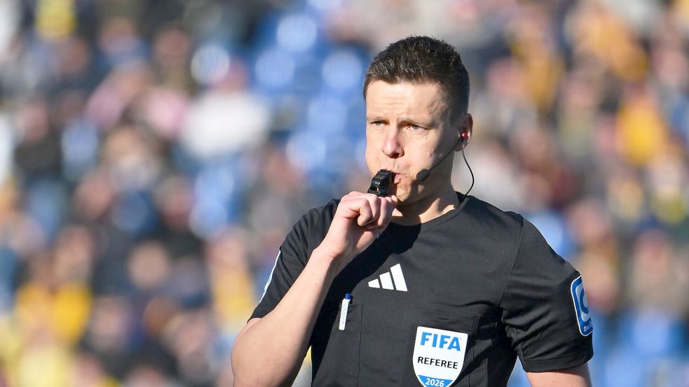 Daniel Siebert pfeift das Champions-League-Finale. (Archivbild) Foto: Swen Pförtner/dpa