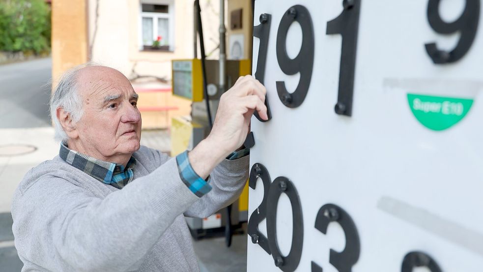 Herbert Brendel passt die Preisanzeige noch händisch an. Foto: Daniel Löb