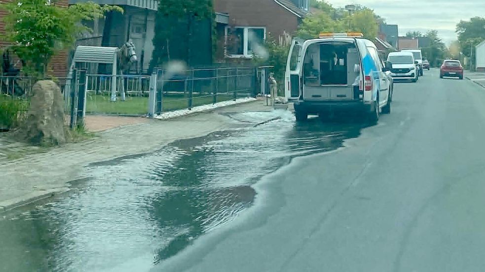 Ein kleiner Bach hatte sich auf der Fahrbahn gebildet. Foto: privat