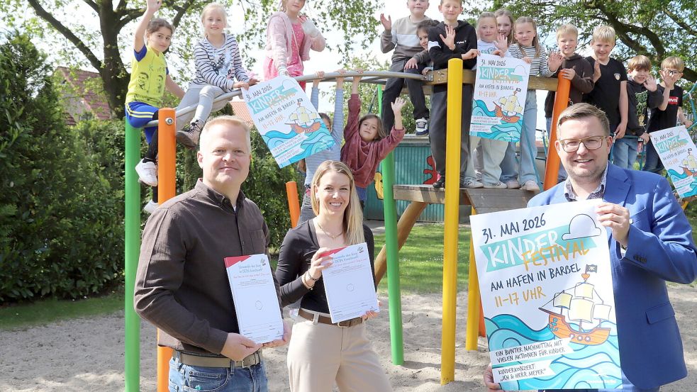 Die Schülerinnen und Schüler der Klasse 2 b der Grundschule Sonnentau Elisabethfehn – mit Tom Schülke (links), Klassenlehrerin Janina Fresenborg (Mitte) und Bürgermeister Nils Anhuth (rechts) – freuen sich auf das Kinderfestival in Barßel. Foto: Hans Passmann