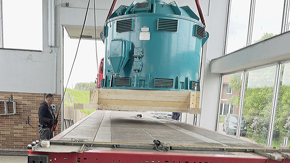 Der Motor wurde noch im Schöpfwerk Sautel auf einen Tieflader gehoben. Nun ist das Bauteil auf dem Weg nach Tschechien zur Instandsetzung. Foto: Adolf Wilken/Entwässerungsverband Oldersum