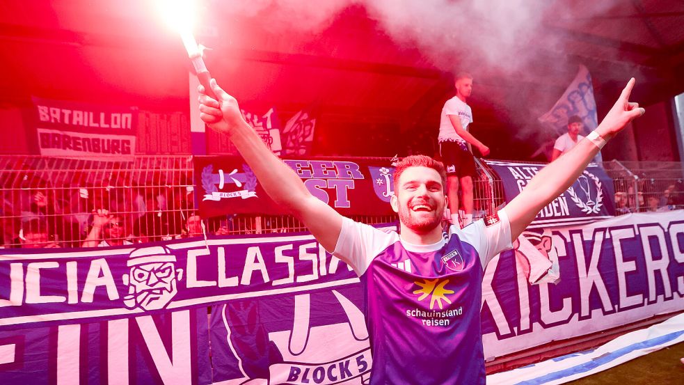 Tido Steffens ließ sich nach seinem letzten Heimspiel für Kickers Emden feiern. Foto: Jens Doden, Emden