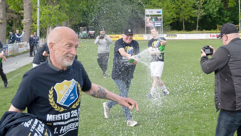 Unmittelbar nach Abpfiff wurden die Sektflaschen geöffnet. Foto: Heiner Lohmann