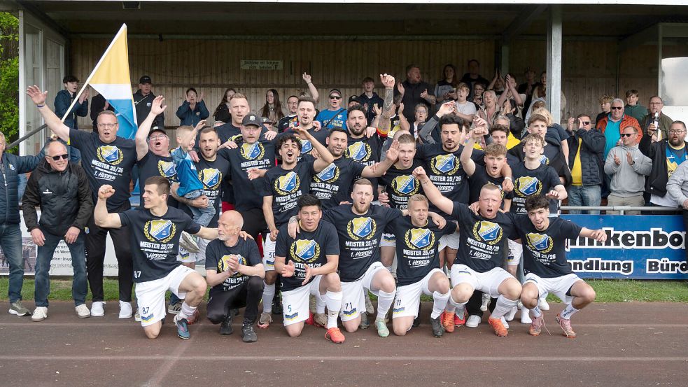 Groß war der Jubel bei der Mannschaft von SuS Steenfelde nach der Meisterschaft. Fotos: Lohmann