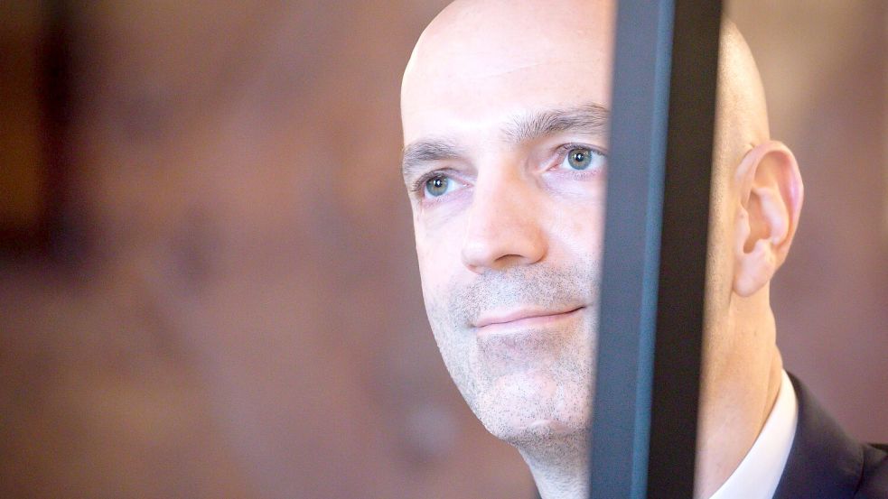 Nach Angaben des Virologen Schmidt-Chanasit scheint enger und längerer Kontakt zu Erkrankten entscheidend für eine Übertragung von Mensch-zu-Mensch zu sein. (Archivbild) Foto: Christian Charisius