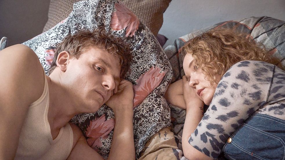 Eine Filmszene: Oliver Knöbel (Johannes Hegemann, l.) kann sich immer auf seine treue Freundin Marlene Stelling (Angelina Häntsch, r.) verlassen. Foto: Thomas Leidig