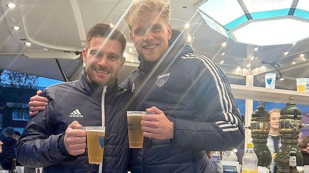 Die Männer aus der Bierbude: Tido Steffens (links) und Marvin Eilerts bedienten in der Kickers-Kluft.