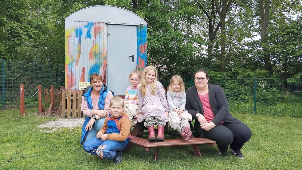 Sandra van der Laan (Erzieherin, von links), Finn Borrmann (6), Violetta Dirr (6), Clara Vockl (5), Lena Nowakofsky (5), Marianka Janßen (Kita-Leitung) aus der Tagesgruppe „Grüne Gruppe“. Fotos: Clarissa Scherzer