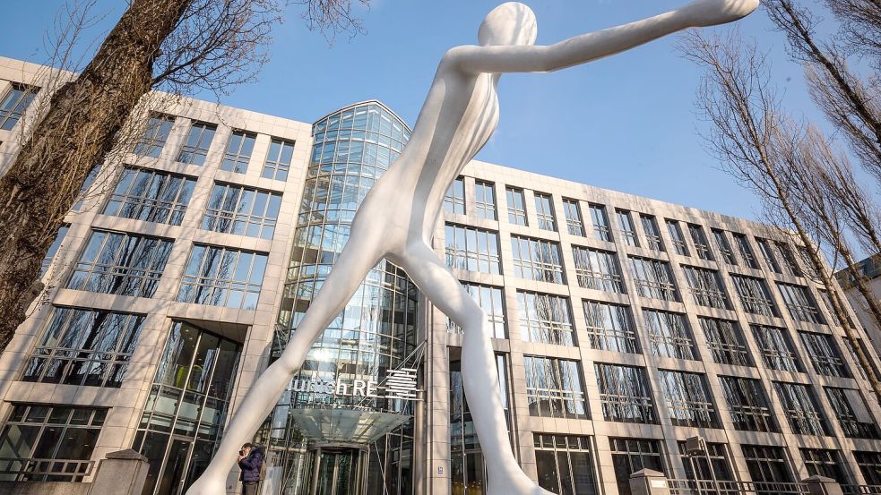 Die Skulptur „Walking Man“ vor einem Verwaltungsgebäude der Munich Re. Für den Dax-Konzern liefen die Geschäfte im ersten Quartal erfreulich. (Symbolbild) Foto: Peter Kneffel