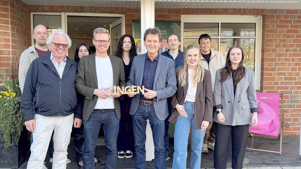 Oberbürgermeister Dieter Krone (vorne Mitte) und Caroline Ohmann von der Wirtschaftsförderung (2.v.r., vorne) gratulieren Sebastian Moß (2.v.l., vorne) zur erfolgreichen Unternehmensnachfolge der Kanzlei Steuerberater Moß, die er zum 1. Januar von seinem Vater Manfred Moß (links vorne) übernommen hat. Foto: Stadt Lingen (Ems)