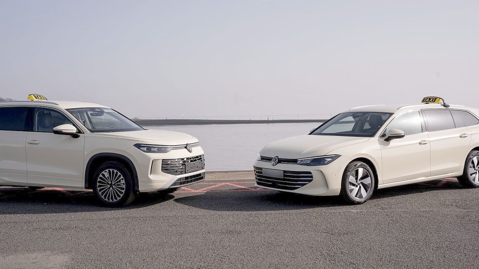 Das Foliendesigncenter der Volkswagen Group Services in Emden bietet ab sofort Taxi Vollfolierungen für verschiedene Volkswagen Modelle an. Hier der Tayron (links) und der Passat. Foto: Volkswagen Group Services / Lena Wessels