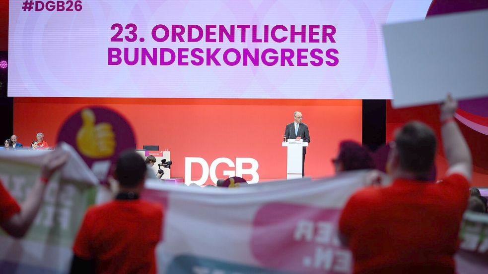 Die Gewerkschafter bereiten dem Kanzler einen eiskalten Empfang. Foto: Bernd von Jutrczenka/dpa