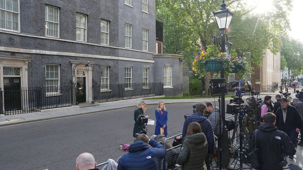 Zahlreiche Reporter versammelten sich vor der 10 Downing Street. Foto: Jonathan Brady