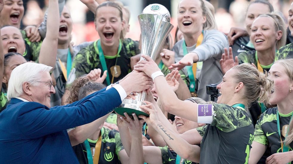 2024 nach dem Finale gegen Bayern durfte Alexandra Popp den DFB-Pokal in die Höhe stemmen - und diesmal? (Archivbild) Foto: Fabian Strauch