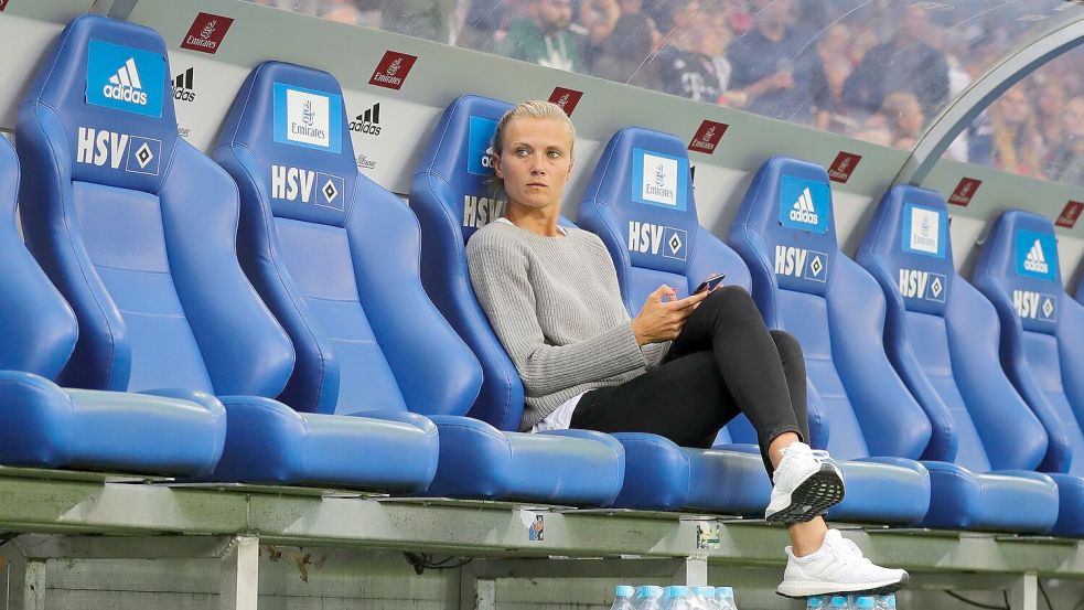 Münchens Teammanagerin Kathleen Krüger bei einem Testspiel in Hamburg 2018. (Archivbild) Foto: Christian Charisius/dpa