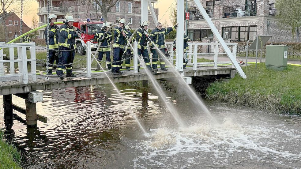 Die Freiwillige Feuerwehr Westrhauderfehn probte am Rajenkanal den Einsatz mit Feuerwehrschläuchen, um die Gummienten am Renntag mit Wasserstrahlen in Bewegung zu halten. Foto: Feuerwehr Westrhauderfehn