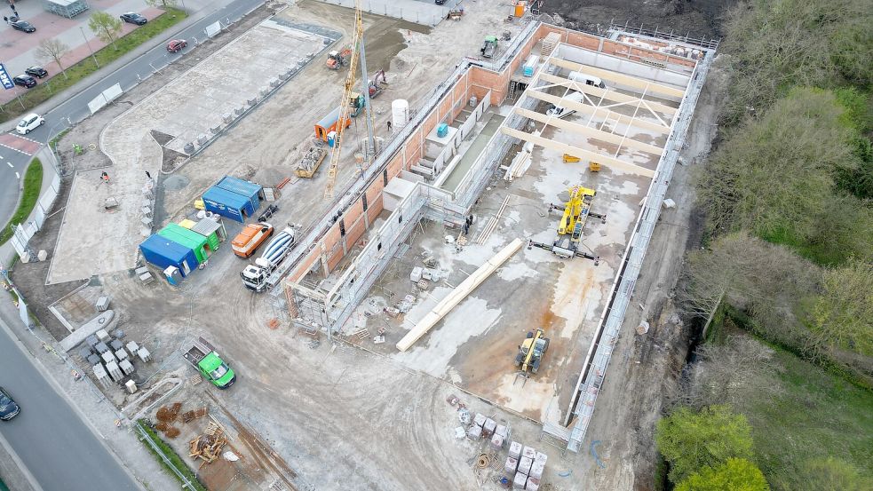 Am Hagiusring baut die Firma Gruben für den Investor Real Immobilien aus Moormerland einen neuen Lidl-Markt. Er entsteht gegenüber dem bisherigen Standort an der Rosmarinheide. Foto: Real Immobilien