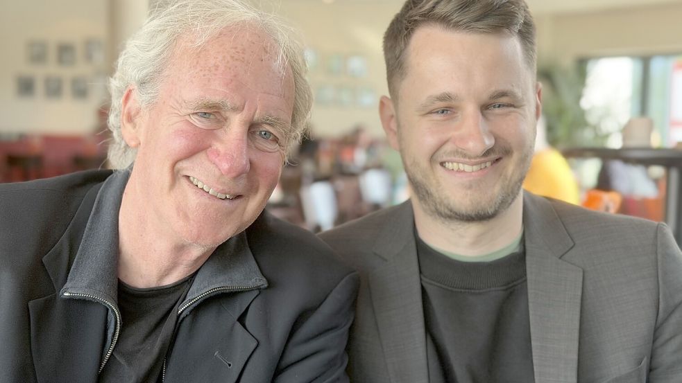 Gesucht und gefunden: Schauspieler August Zirner (70 Jahre, links) und Regie-Debütant Welf Reinhart (31, rechts) vor der Sondervorstellung von „Der verlorene Mann“ im Kinocafé Garbo des Cinema-Arthouse in Osnabrück. Foto: Matthias Liedtke