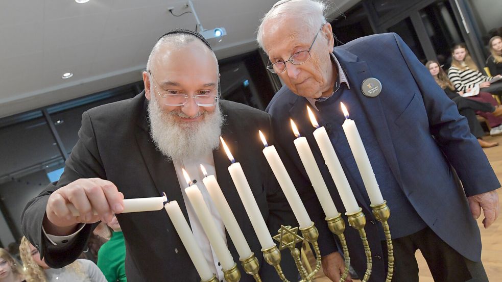Albrecht Weinberg feierte – wie hier 2024 mit Kantor Baruch Chauskin (links) – in der Ehemaligen Jüdischen Schule das Chanukka-Fest. Foto: Klaus Ortgies/Archiv