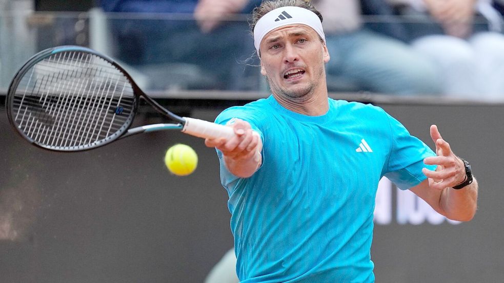 Nach sehr gutem Start verliert Alexander Zverev sein Achtelfinale beim Turnier in Rom. Foto: Alessandra Tarantino/AP/dpa