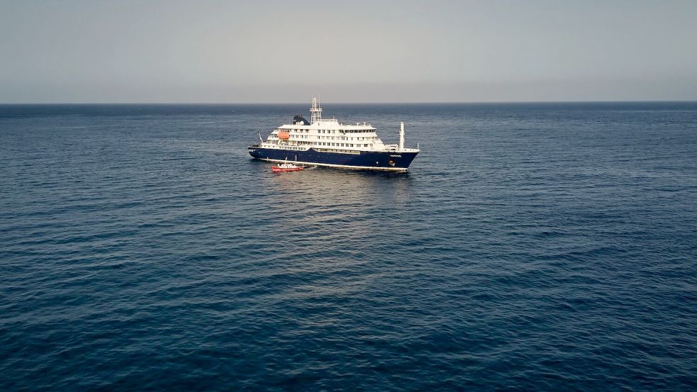 Das Kreuzfahrtschiff „Hondius“ fuhr am Mittwochabend von Kap Verde los in Richtung Kanarische Inseln. (Archivbild) Foto: Arilson Almeida