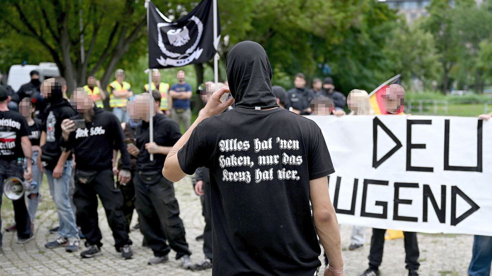 Szenen wie diese spielten sich unter anderem am Rand des CSD 2025 in Berlin ab. Jetzt gab es Durchsuchungen bei Akteuren der neuen rechtsextremen Jugendgruppen. DPA-Symbolfoto: Bernd von Jutrczenka
