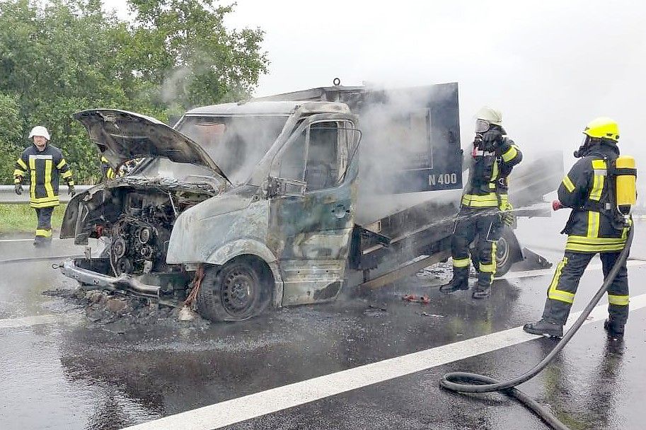 Der VW-Crafter brannte völlig aus. Bild: Polizei Leer