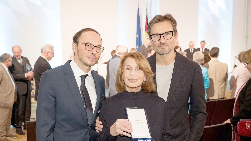 Familie ist der Schauspielerin sehr wichtig, vor allem ihre beiden Söhne Luca Verhoeven (l) und Simon Verhoeven. (Archivbild) Foto: Tobias Hase