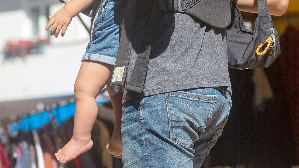 In Deutschland erklären 42 Prozent der Väter, kranke Kinder mindestens ebenso häufig zu betreuen wie ihre Partnerinnen. (Symbolbild) Foto: Fernando Gutierrez-Juarez/dpa