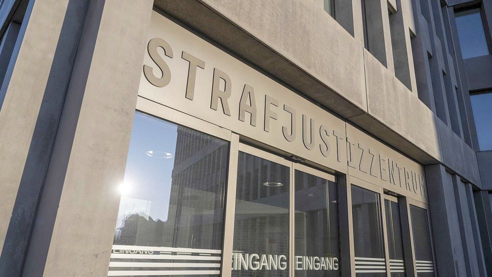 Ein 44-Jähriger ist in der Schweiz wegen eines Femizids zu lebenslanger Haft verurteilt worden. (Symbolbild) Foto: Urs Flueeler/KEYSTONE/dpa